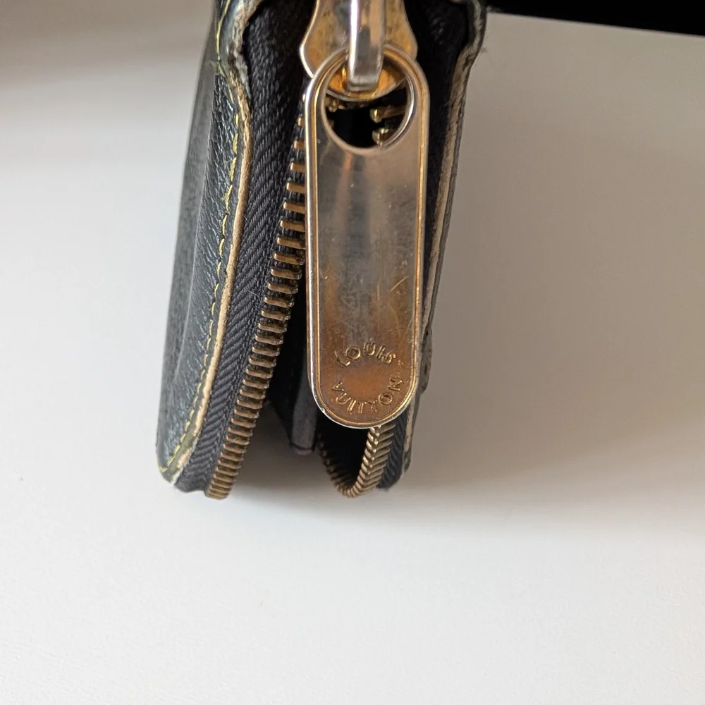 Louis Vuitton Black Suhali Leather Zippy Wallet